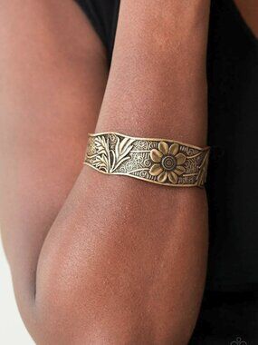 Paparazzi Jewelry Accessories - Daisy Paradise - Brass Bracelet - Vintage